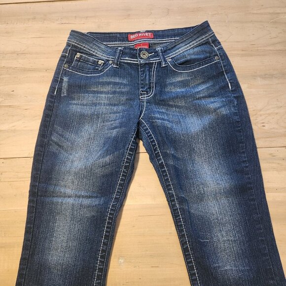 Red Rivet Jeans Embroidered Rhinestone Pockets Stretch Dark Blue Size 9 EUC - Picture 3 of 12